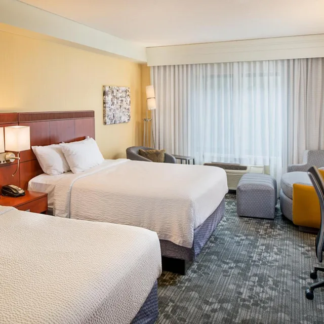 غرفة بسريرين كوين بحوض استحمام لذوي الإعاقة، Courtyard By Marriott Hanover Lebanon 1/3