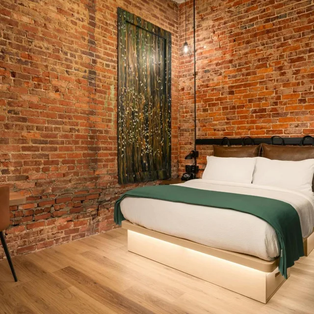 Room, Queen Bed, No Window، Moxy Columbia Downtown 1/2