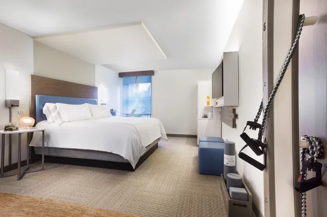 غرفة بسريرين مزدوجين، EVEN Hotel Norwalk 2/3