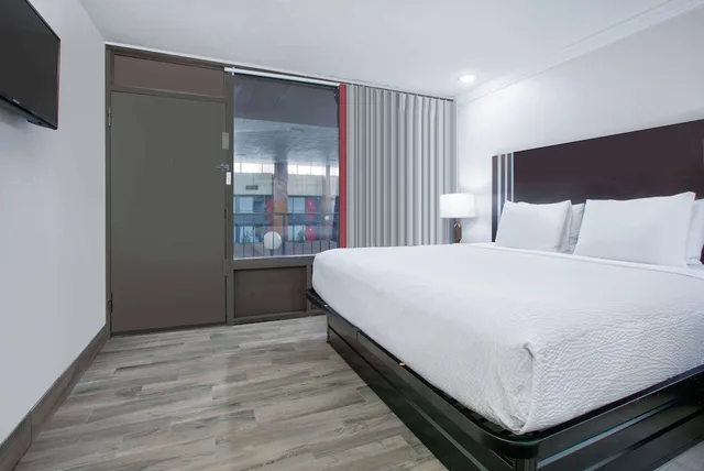 Interior, King Bed, Pool Side، Ramada by Wyndham Diamondhead I-10/Gulfport 1/3