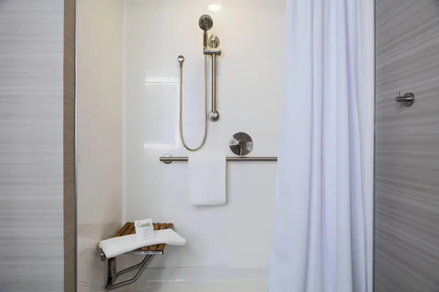 غرفة بسرير مزدوج بشرفة، Renaissance Waterford Oklahoma City Hotel 2/2