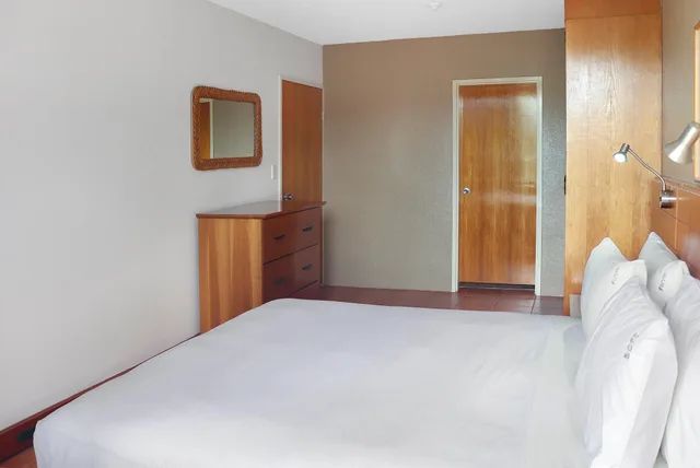 جناح بسرير كينج بإطلالة على المسبح، Holiday Inn Port Moresby 1/4