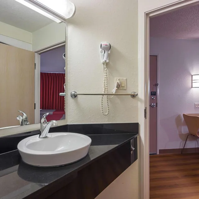 غرفة بسرير كينج وسرير كوين، Motel6 Whitby ON - Toronto East 8/10