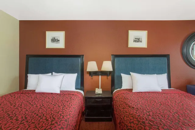 غرفة بسريرين كوين للمدخنين، Days Inn by Wyndham Buckeye 6/8