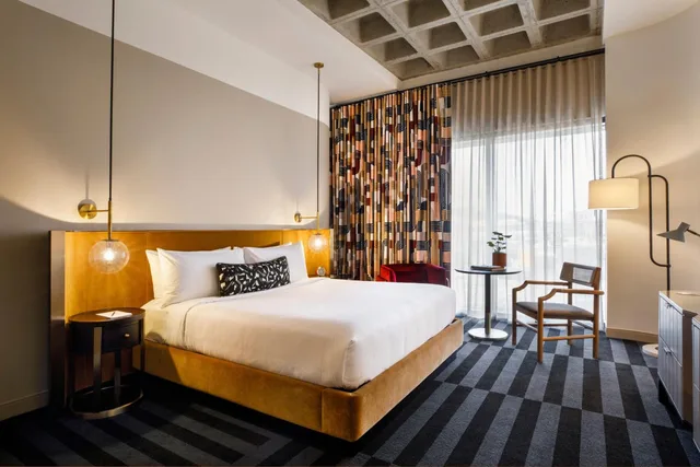 Deluxe, King Bed, Partial City View، Hotel Indy, Indianapolis, a Tribute Portfolio Hotel 3/4