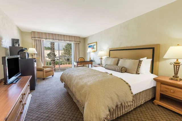 غرفة بسرير كينج لذوي الإعاقة، Ramada by Wyndham Las Cruces Hotel & Conference Center 1/5