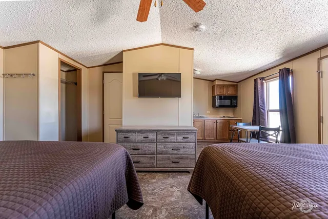 جناح استوديو بزنس بسريرين مزدوجين، Elite Cabins and RV Park 2/5
