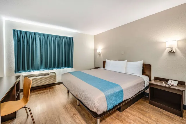 غرفة ديلوكس بسرير كينج لذوي الإعاقة، Motel6 Fort Wayne, IN 1/9