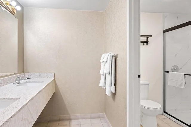 غرفة بريميوم بسرير كينج، Travelodge by Wyndham Amherst 6/9