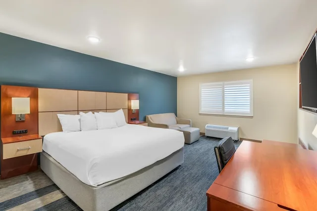 غرفة قياسية بسرير كينج بإطلالة على الفناء مع أريكة، Best Western Plus Clocktower Inn 2/6