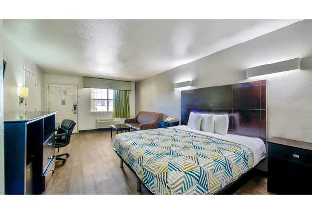 غرفة بسرير كينج، Motel6 Arlington, TX 3/4