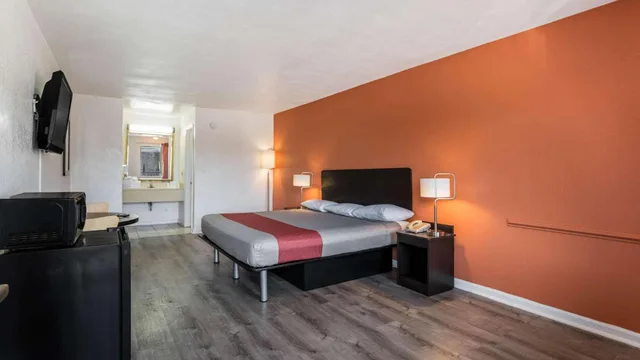 غرفة ديلوكس بسرير كينج للمدخنين، Motel6 Portsmouth, VA 8/10