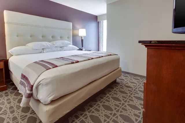 جناح بسرير كينج بغرفتين مع أريكة في طابق مرتفع، Drury Inn Suites Kansas City Overland Park 3/8