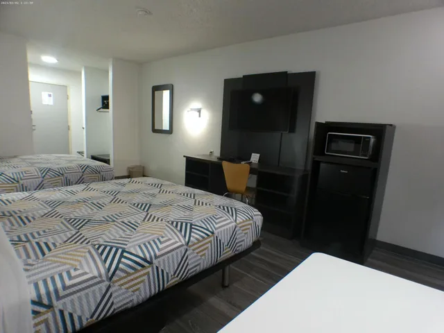 2 Queen Beds - Mobility Access Tub Nsmk، Motel6 Winslow, AZ 3/10