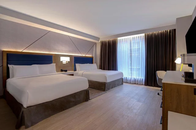 غرفة بسرير كينج وسرير كوين بحوض استحمام لذوي الإعاقة، Hampton Inn by Hilton Montreal Downtown 3/5