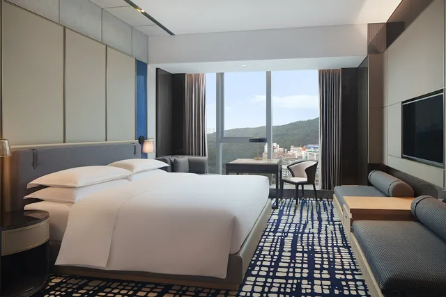 Room, King Bed, City View, Corner, Sheraton Shenzhen Nanshan 2/4