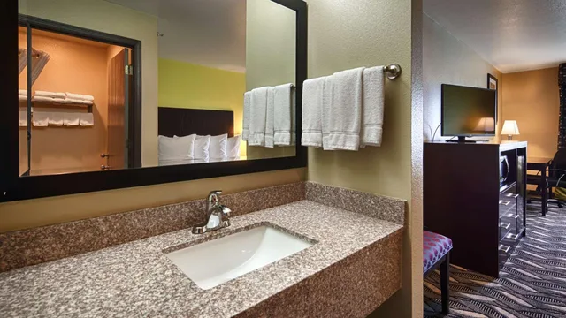 غرفة بسرير كينج بحوض استحمام لذوي الإعاقة، Best Western Mt. Vernon Inn 8/10