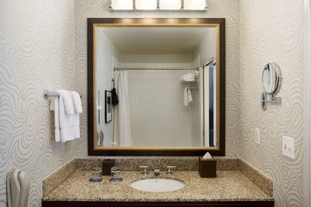 جناح جونيور بسرير كينج، Juniper Hotel Cupertino, Curio Collection By Hilton 3/4