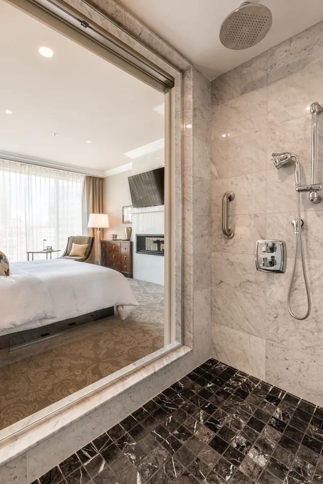 غرفة ديلوكس بسرير كينج بإطلالة على المدينة، Hotel Birks Montreal 7/9