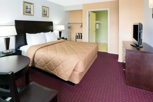 غرفة قياسية بسرير كينج، Days Inn by Wyndham Newport OR 1/2