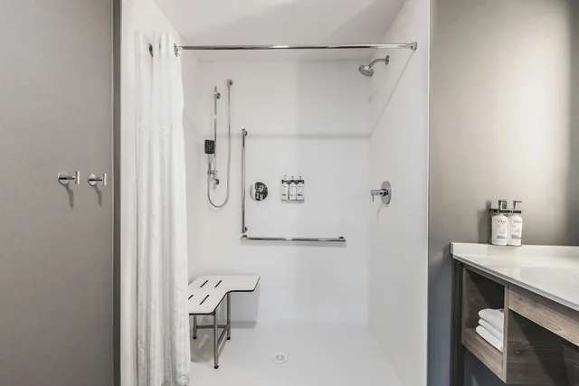 جناح استوديو بسرير كينج بمطبخ لذوي الإعاقة، Staybridge Suites Dawson Creek by IHG 3/3