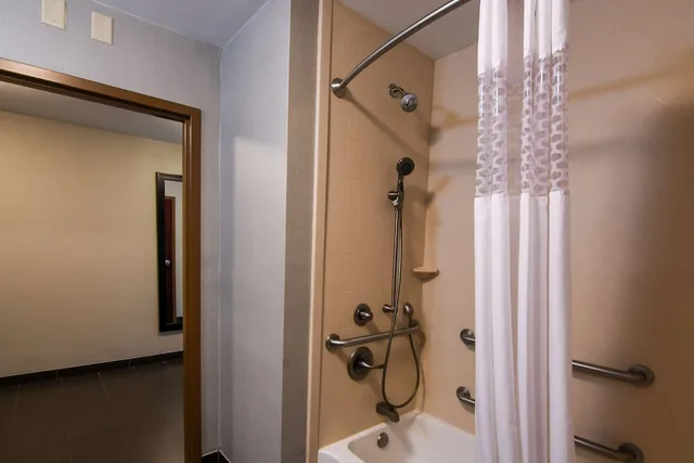 غرفة بسرير كينج بحوض استحمام لذوي الإعاقة، Hampton Inn Foley 10/10