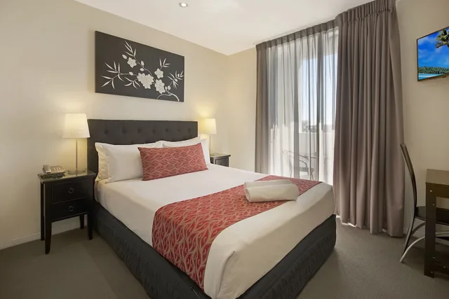 غرفة ديلوكس بسريرين منفصلين وسريرين كينج بـ3 غرف نوم، THE CHERMSIDE APARTMENTS 1/5