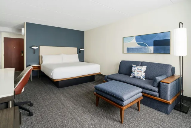 غرفة بسرير كينج بحوض استحمام لذوي الإعاقة، Courtyard Chicago Midway Airport 3/9