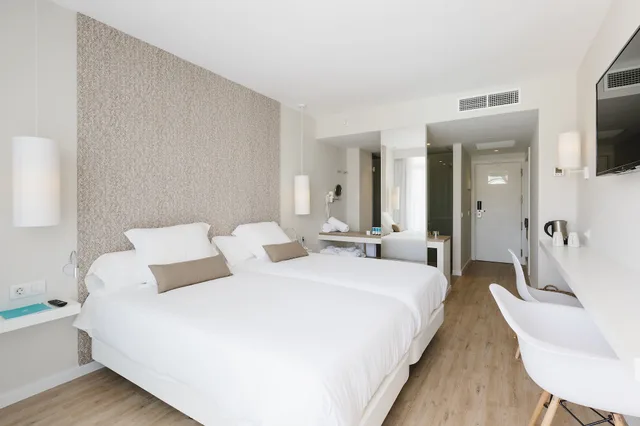 غرفة بسريرين منفصلين بشرفة، AluaSoul Ibiza - Adults Only 6/10