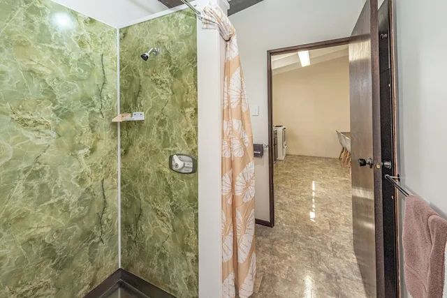 غرفة عائلية بسرير كوين وسريرين منفصلين بمطبخ، Riverside Motel 2/3