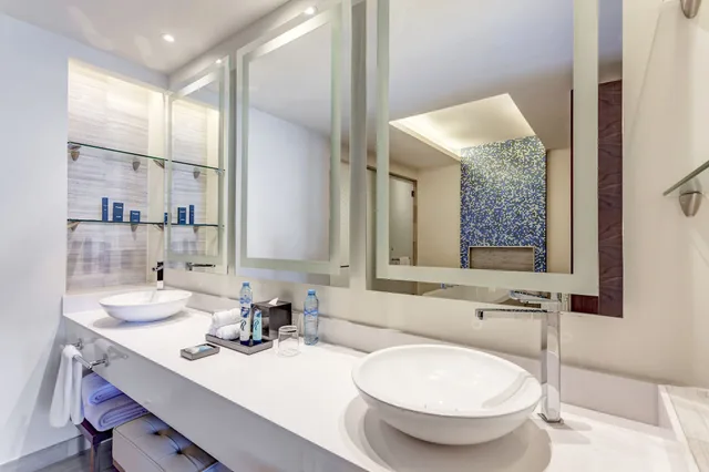 2 Bedrooms, Diamond Club, Presidential, Luxury, Suite, 1 King and 2 Queen Beds, Ocean Front, Sofa، Royalton CHIC Cancun, An Autograph Collection (ex Royalton Cancun) 5/7