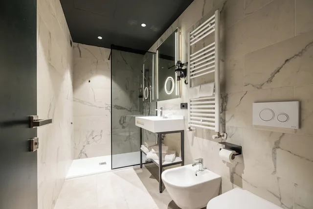 غرفة ثلاثية بسرير كينج وسرير فردي بإطلالة على المدينة بشرفة، Scarlatti Hotel Milano 5/7