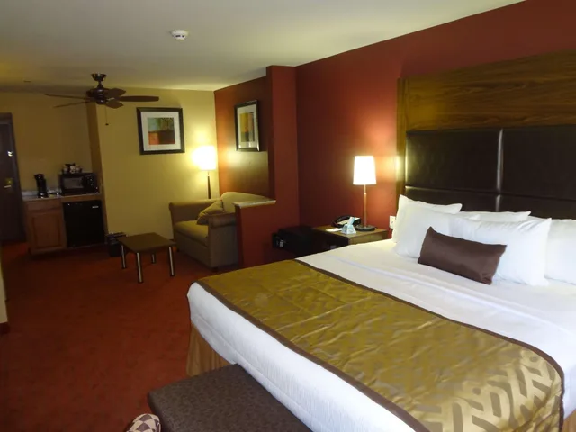 جناح بسرير كينج مع أريكة بحوض جاكوزي، Best Western Plus Woodland Hills Hotel Suites 1/5