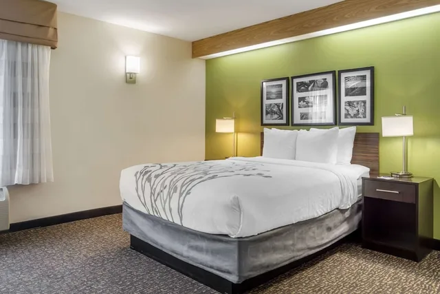 غرفة بسرير كوين بحوض استحمام لذوي الإعاقة، Sleep Inn Sea Tac Airport 1/10