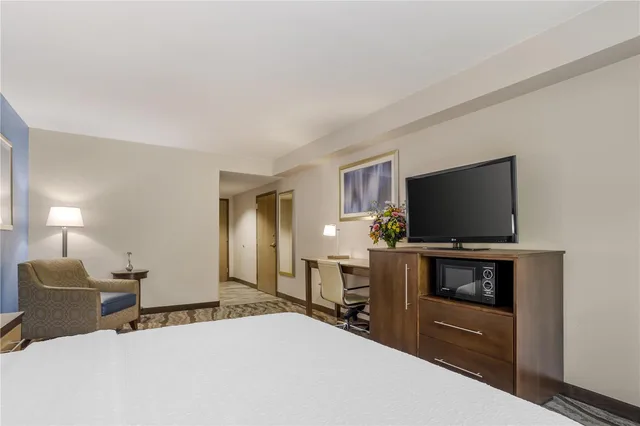 غرفة بسرير كينج، Best Western Plus River Escape Inn & Suites 1/4