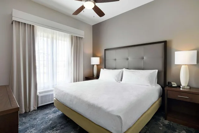 جناح بسرير كينج بغرفة نوم واحدة مع أريكة، Homewood Suites By Hilton Champaign-Urbana 2/6