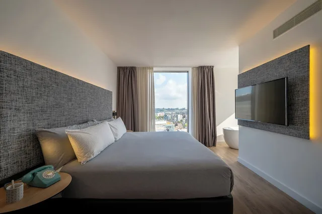 Town House, King Bed, Sofa، Innside by Melia Liverpool 3/4
