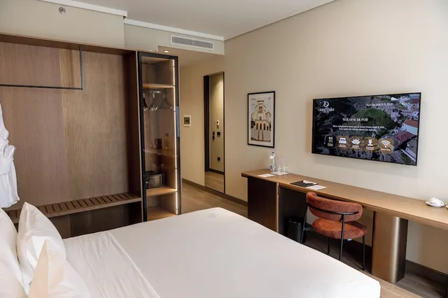 غرفة سوبيريور بسرير كينج بإطلالة على المدينة بشرفة، Grand Duka Hotel & Spa 4/10