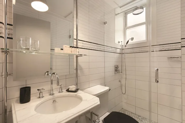 Deluxe, Queen Bed, Accessible, The Evelyn 7/7