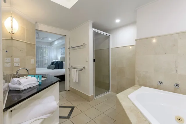 شقة ديلوكس بسرير كينج وسريرين منفصلين بغرفتي نوم، Mandalay Luxury Beachfront Apartments 6/6