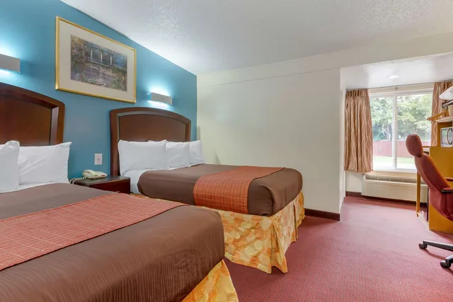 غرفة بسريرين مزدوجين للمدخنين، Rodeway Inn & Suites New Paltz - Hudson Valley 1/3