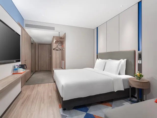 Room, King Bed, Holiday Inn Express Guangzhou Panyu Dashi 4/9