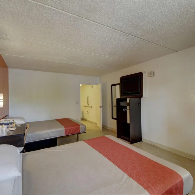 غرفة بسريرين كوين لذوي الإعاقة، Motel6 San Antonio, TX - Downtown - Market Square 9/10