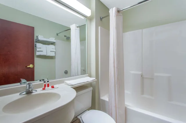 غرفة قياسية بسريرين كوين، Microtel Inn Suites By Wyndham Lillington Near Campbell U 2/2