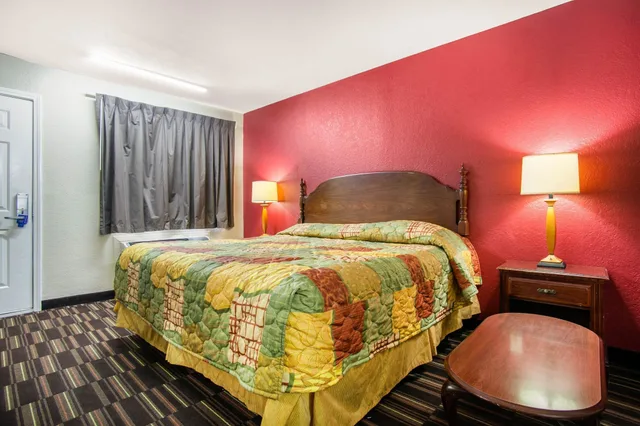 غرفة قياسية بسرير كينج مع أريكة للمدخنين، Rodeway Inn Pauls Valley 1/4
