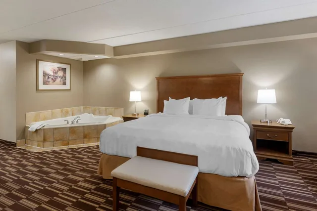 غرفة بسرير كينج، Best Western Plus Orillia Hotel 4/8
