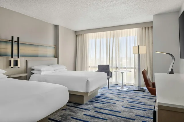 غرفة بسريرين مزدوجين مع دخول صالة النادي، Saddle Brook Marriott 4/6