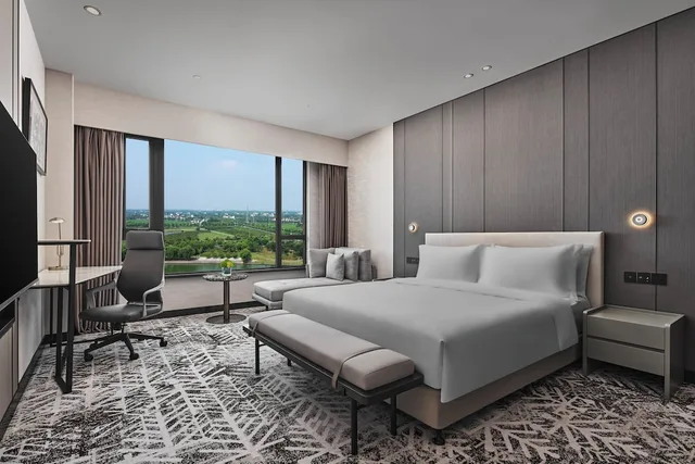 جناح بسرير كينج بإطلالة على البحيرة، Crowne Plaza Shanghai Jinshan by IHG 2/2