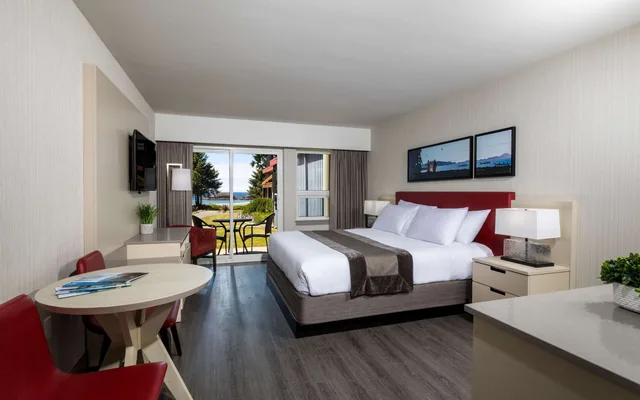غرفة قياسية بسرير كينج بإطلالة على البحر مع أريكة، Best Western Plus Tin Wis Resort 2/3