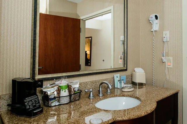 Studio, King Bed, Sofa, Accessible, Hampton Inn Victoria 2/2